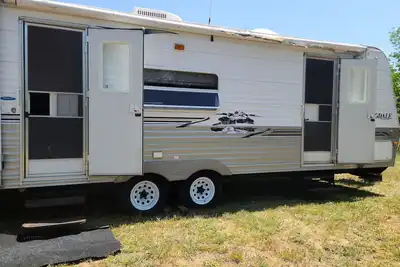 Image de Rustic camping with a twist on beautiful northlake all sports lake
