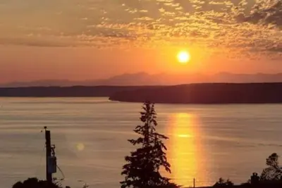 Image de Spacious Home with Amazing Views - 2 min drive to Beach/Water Access