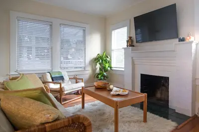 Image de The Hideaway, a cozy historic cottage tucked away in the heart of downtown Wpb!