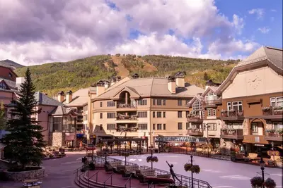 Image de Luxurious 2br ski in/ski out residence in Bc Village w/ pool, hot tub and more!