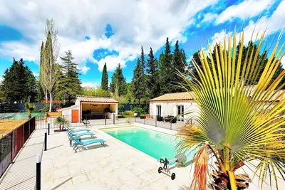 Image de Villa climatisée avec piscine chauffée sécurisée sur grand terrain clos