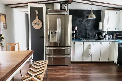 Image de Cozy two bedroom newly renovated with screened in porch -great for families!