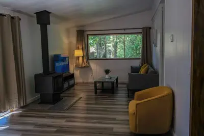 Image de 3bd family home in Garden Bay!