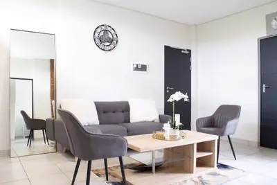 Image de Contemporary - Clean & Comfortable Apartment