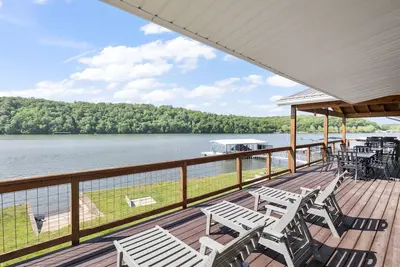 Image de Huge Lakefront Yard, Private Dock - Amazing Views!