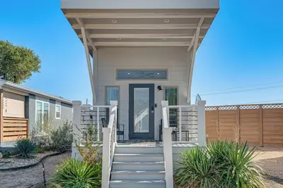 Image de Austin Tiny Home: Fireplace, Shared Pool & Hot Tub