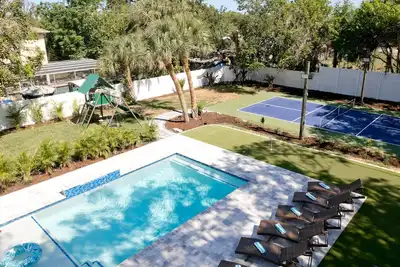 Image de Resort-style home with pickleball court, mini-golf, playground & large htd pool