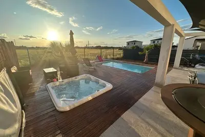 Image de Villa moderne avec piscine et jacuzzi