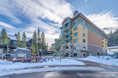 Image de Luxury Ritz Carlton Highlands Ct Condo having Pool and hot tub, ski in and out