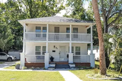 Image de 5 bedrooms that will fit your needs, stay awhile and enjoy local food and shops.