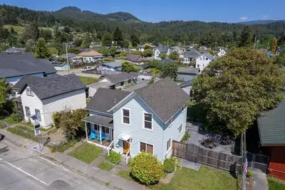 Image de ☀️Masterfully Crafted Home In Sunny Blue Lake- Elegant Comfort, Outdoor Pool Table