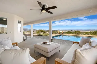 Image de Quail Crossing-Modern Poolside Retreat w/Hot Tub. Close to remote JTree entrance
