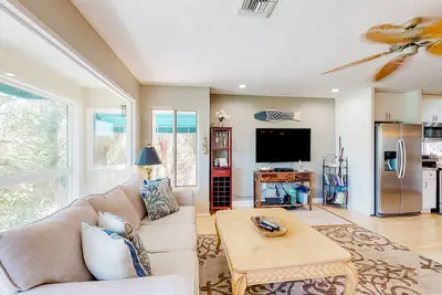 Image de Inviting home with pool, enclosed yard, lovely balcony, charming interior & Ac