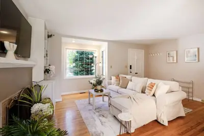 6209 Upper · 2b1b Upper Unit Central Location\/5 mins to Uw