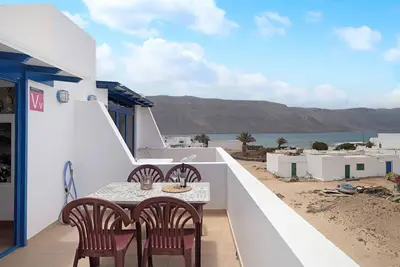 Image de Maison de vacances 'Vista Al Mar, La Graciosa' avec vue sur la mer, terrasse privée et Wi-Fi