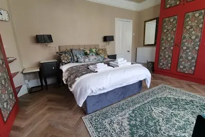 Image de Ground floor Spacious double bed room, free parking close to seafront.