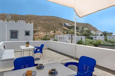 Image de Appartement à l'hôtel « Pico Bello Patmos 16 » avec terrasse privée, jardin commun et Wi-Fi