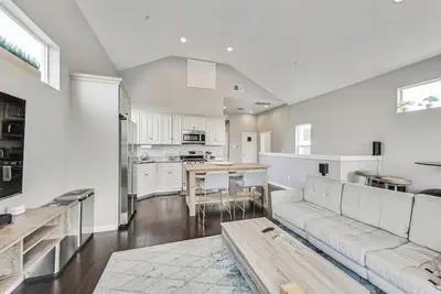 Image de West Oakland 3br/2ba top floor flat ideal for business or family travel