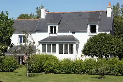 Image de Maison de vacances moderne \"Coz\" avec piscine et jardin