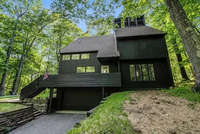 Image de This 3bd with a loft house in Harbor Springs, Michigan, is an ideal retreat for the whole family