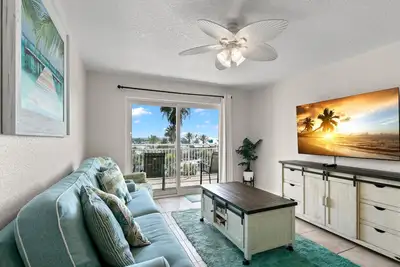 Image de Madeira Norte 304 | Beachfront Condo With Ocean Views and Easy Beach Access!