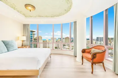 Image de Ocean-Mountain Views Condo at the Waikiki Landmark w/Parking & Near the Beach