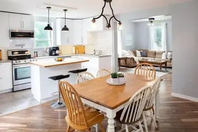 Image de Main Street Family Retreat, Walking Distance to Beach & Downtown. Pet Friendly!