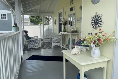 Image de Beautiful old style beach cottage \nWalk to beach/ restaurants \nCenter of town