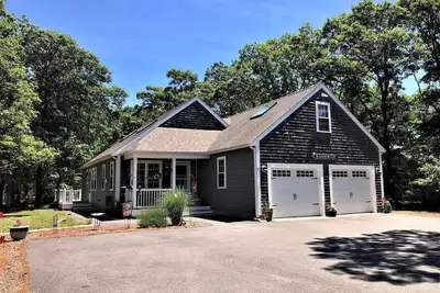 Image de Beautiful Cape home. Minutes from beaches, restaurants, bike paths & shopping.