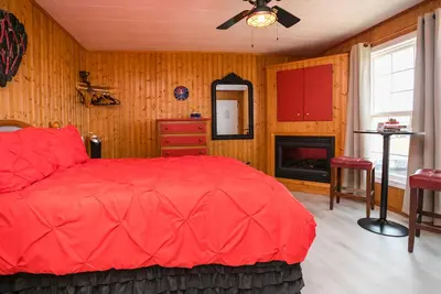 Image de The Mermaid’s Cove is an Inviting Romantic Couple’s Retreat on the Harbour-side