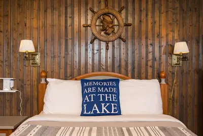 Image de Captain’s Den is our executive blue toned all wooden room with a Captain’s flair