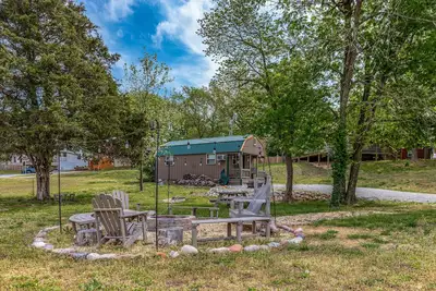 Image de The Cowskin Bunkhouse - Lakeview Getaway - perfect for fishermen/small families!