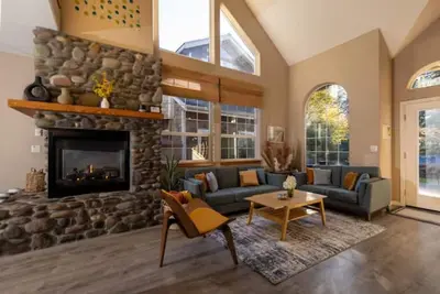 Image de Pelican Haus Sleeps 10, steps from the Ocean! Cozy, Fun, & Close to Everything!