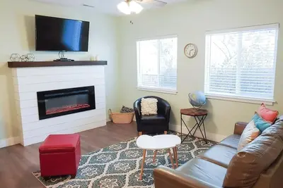 Image de Modern Chic Downtown Home--Walk to Everything!