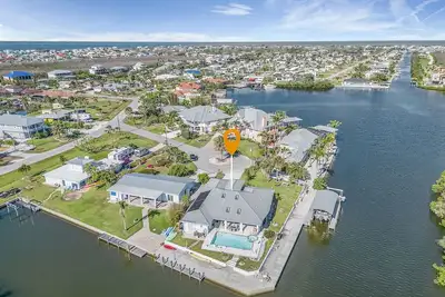 Image de 3/2 Heated Pool Home With Endless Water Views!
