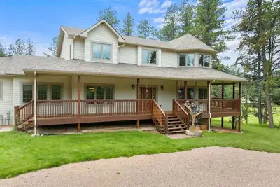 Image de Largest Hill City Cabin-Sleeps 20 with Hot Tub