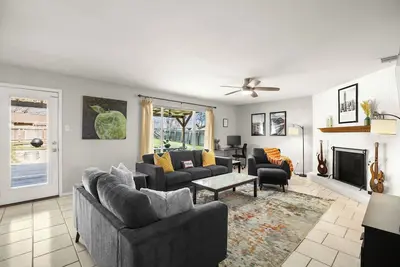 Image de Sleeps 10 Hammocks Spacious Retreat 15min2DT 5min2Domain Huge Yard+Games Galore!