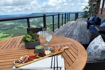 Image de Cliffside 1br Cabin | Unique | Luxury | Romantic | Modern | Hot Tub & Stunning Views | Lookout Mtn