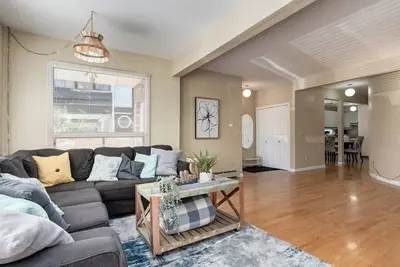 Image de \"Marigold\" 3 Bed Bankview Suite