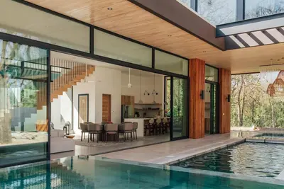 Image de Bellevue, great Location! Private path to beach