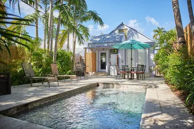Image de Lavender on White - 3 Bd /2 Ba House w/ Private Heated Pool and great Kitchen