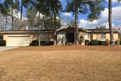 Image de Single Family 3 bedroom 3. 5 bath with inground pool and pool house.