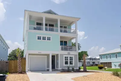 Image de Brand New Construction w elevator and pet friendly