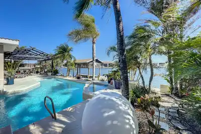 Image de Waterfront Oasis - King Beds • 10min Walk to Beach
