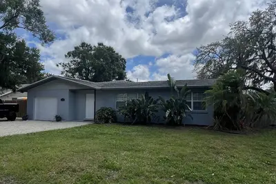 Image de Walking distance to shopping, centrally located fenced in 4 bedroom home