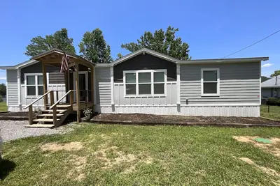Image de Beautiful Smith lake Home on a lazy sloping lot! ! ! No Stairs to the water! ! !