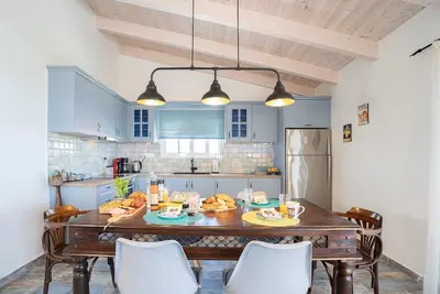 Image de Art_emis cozy artistic apartment near the sea
