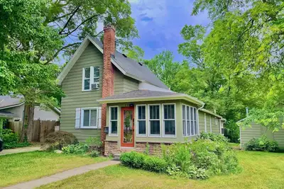 Image de Historic Home on Main Street Milford! Downtown is right outside your door!
