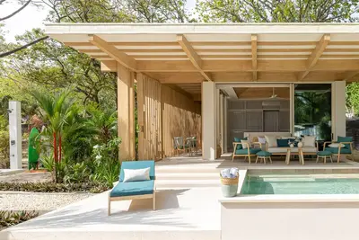 Image de Prime location with private beach access