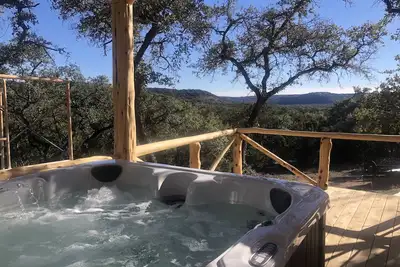 Image de Unique Tilted Treehouse, Private Hot Tub, View on acreage